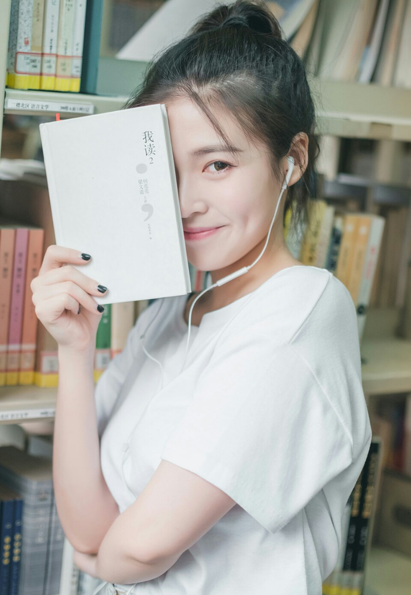 “没办法，若此时船队出行，难保江东水军不会伺机而动，如今我军的粮草，可经不起折腾。”诸葛亮闻言，也不禁苦笑一声，周瑜一死，那柴桑大营的江东水军最近可没少找麻烦，虽然大仗没有，但江夏、江陵的舟船，莫说官方的战舰，便是普通百姓的船只只要稍微靠近都可能遭到攻击或者掳掠。